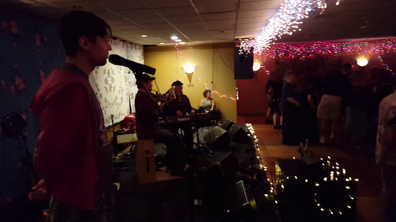 Dugan Murphy calling with Buddy System at Contra Dancers Delight Holiday 2016