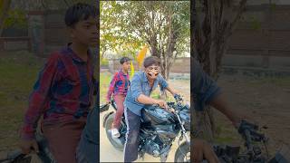 Monkey Sab ki help Karta Hai 🐵😂 #funny #youtubeshorts #shorts #comedy #shortfeed #trending