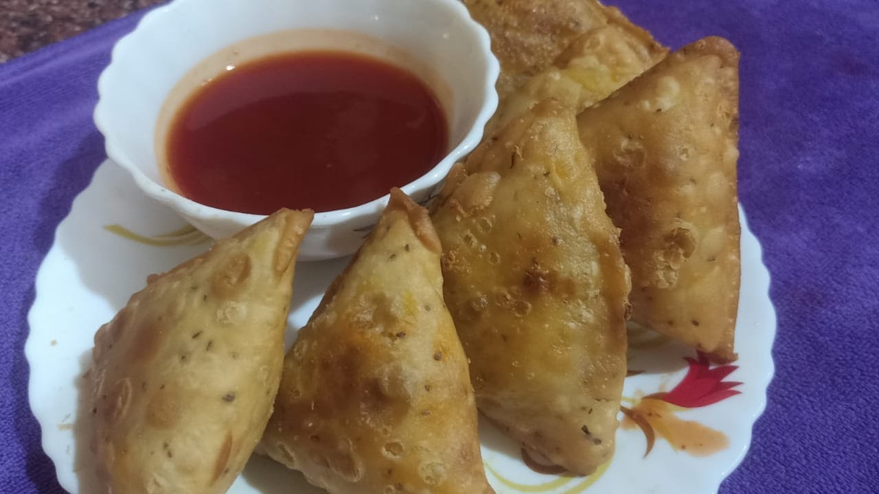 Ajwain sweet corn samosa పక్కా కొలతలతో STREET STYLE క్రిస్పీ & చీజీ స్వీట్ కార్న్ సమోసా YouTube