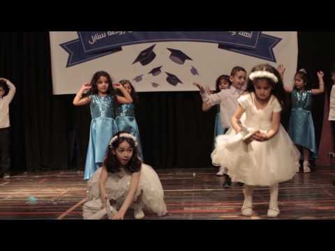 استعراض أعطونا الطفولة من فقرات حفل تخريج الفوج الثامن روضة سنابل 2016 2017 