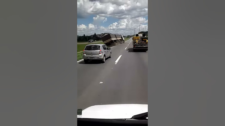 Motorista registra caminhão tombando em Curitiba