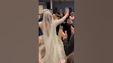 العروسه الفرفوشه بترقص مع عريسها فرحانه قوي و اصحابها و اهلها بيرقصوا معها وربنا يا رب يسعدها 