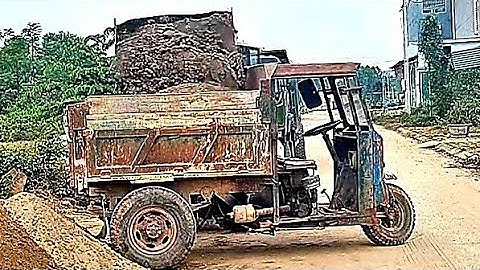 Máy xúc múc cát lên công nông ba bánh nhỏ xinh