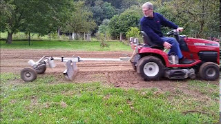 Garten planieren mit dem HONDA 4514 Rasentraktor