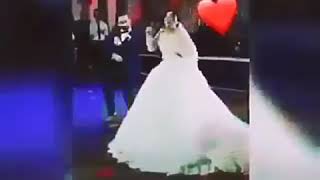 عروسان يرقصان