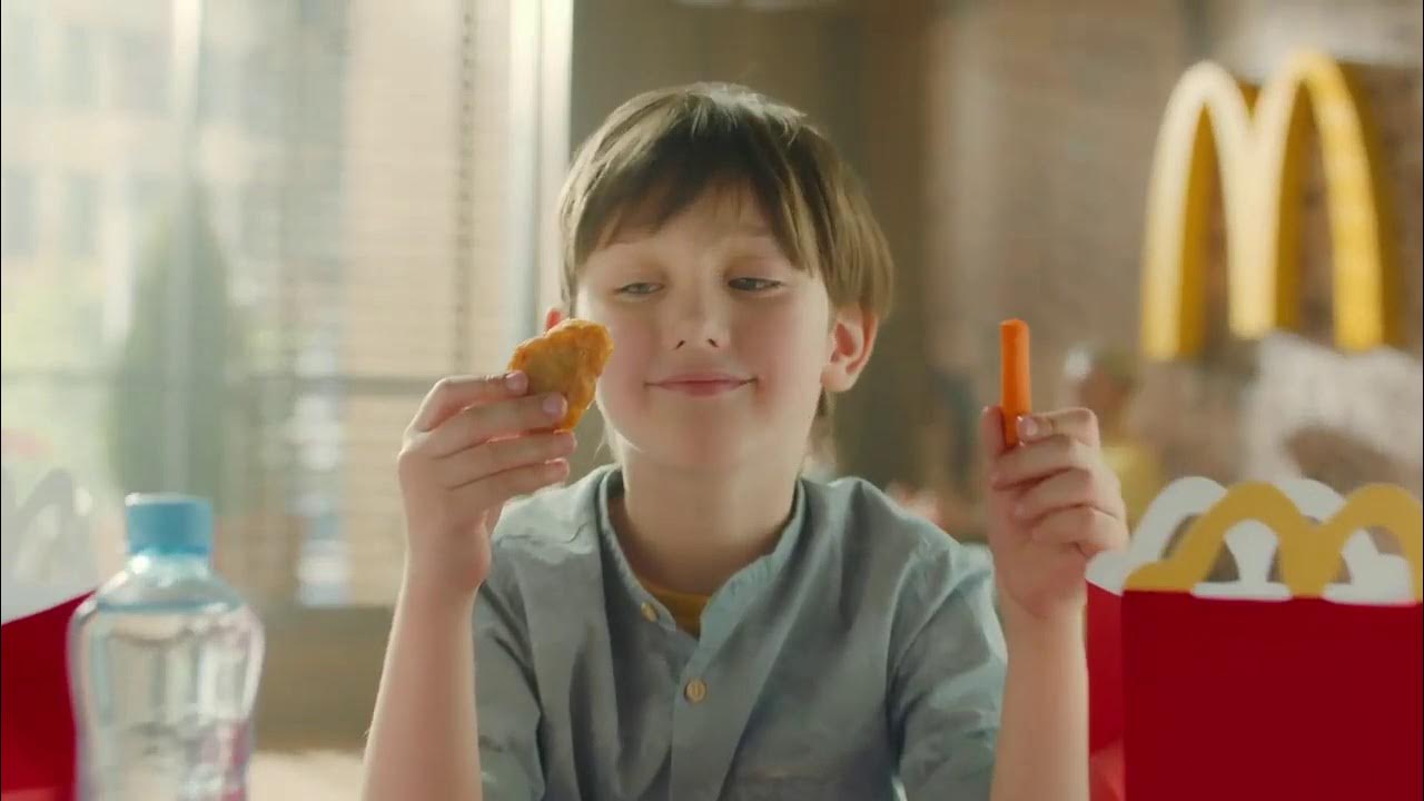 Люди в макдональдсе. Мальчик макдональдс. Мальчик макдональдс. Ожирение макдоналдс детское фото. Мальчик макдональдс.