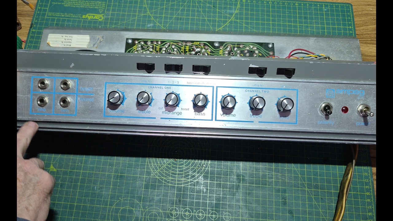 Ламповый басовый усилитель Ampeg SVT мощностью 300 Вт нуждается в реставрации. Вот видео с оценко...