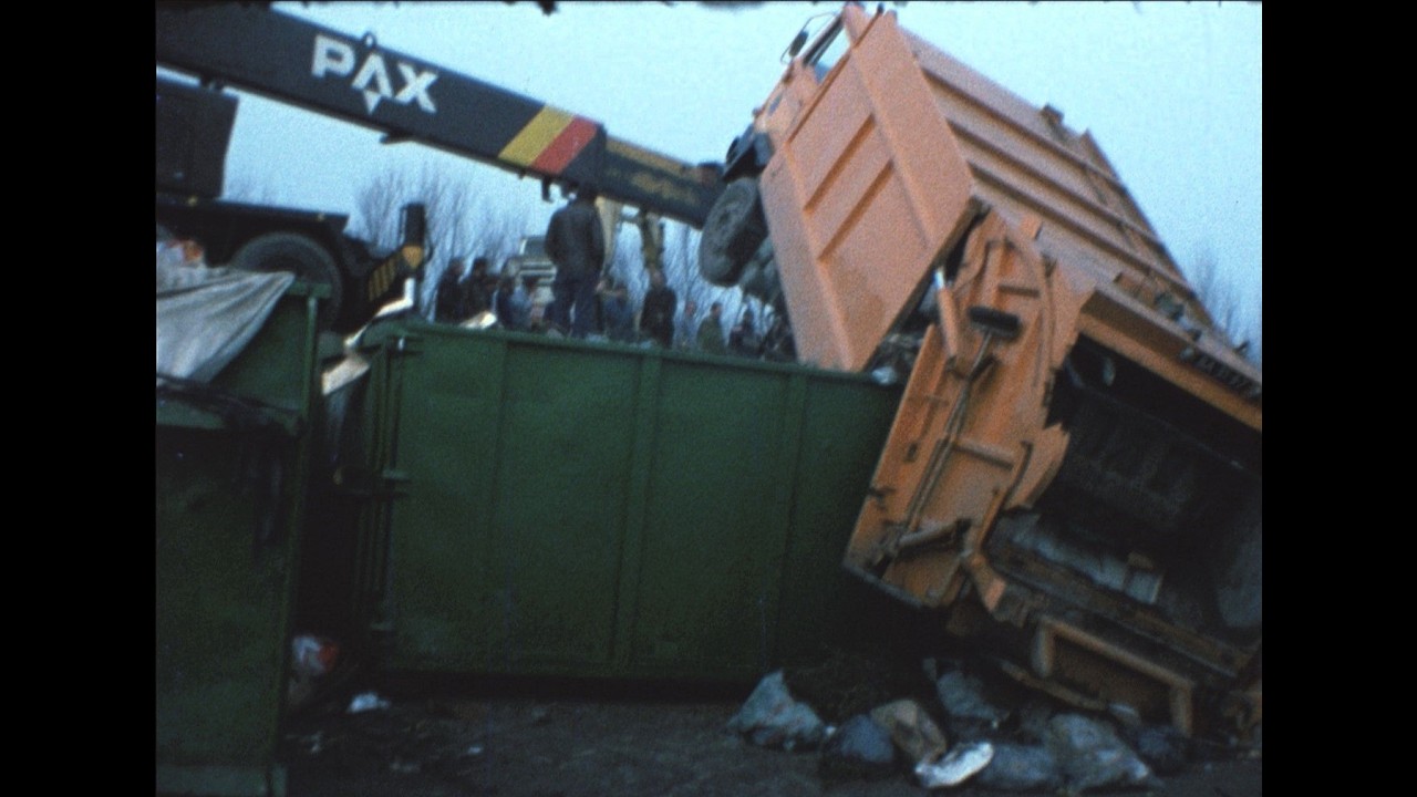 Vuilniswagen van het Bildt stort van talud op 17 maart 1980 op vuilstort de 