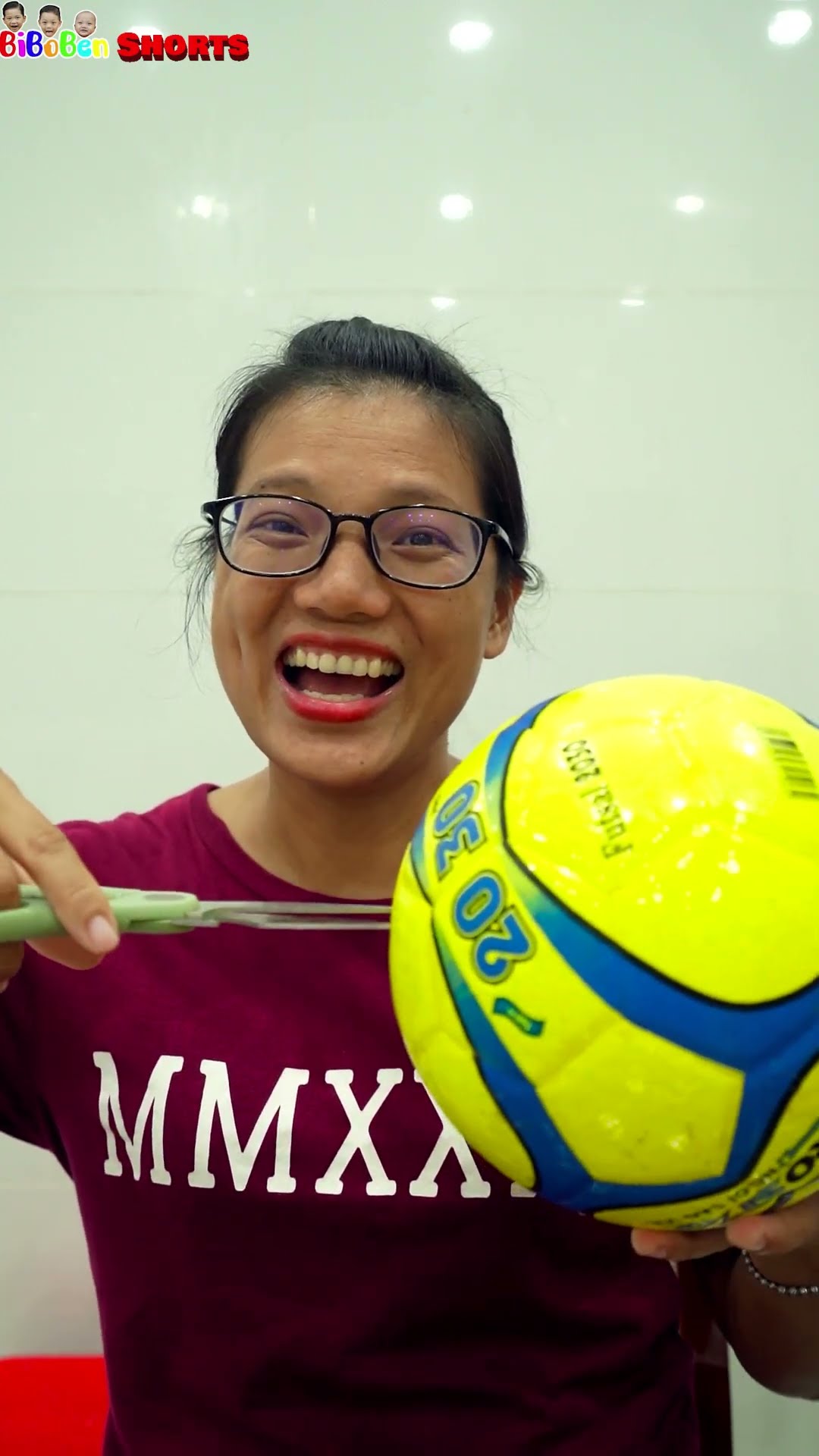 Funny video | Dùng kéo đúng cách