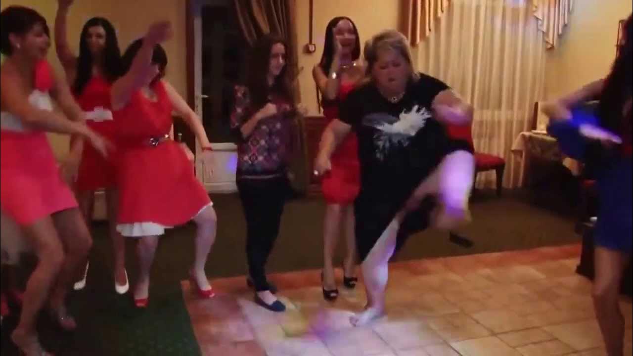 Пьяные танцы. Тетки зажигают. Женщины на корпоративе. Пьяный корпоратив на новый год. Взрослые женщины на корпоративах.