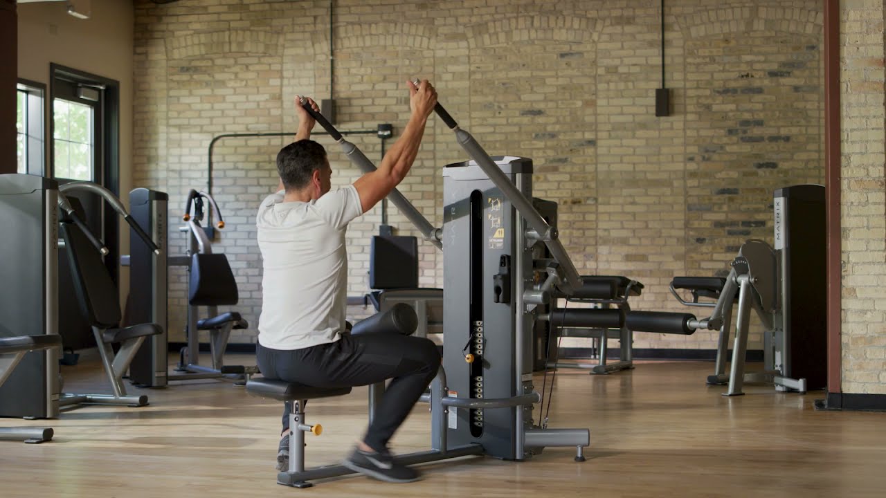 ラットプルダウン 初心者】ラットプルダウンのやり方 | 本気で背中の筋肉をつけたい方