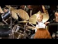 طفل روسي عمره ثلاث سنوات يعزف درامز مع الأوركسترا