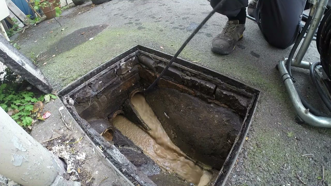 Blocked Drain / Drain unblocking (Rods_Away_176) - YouTube