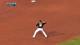 STL@PIT Gm 3: Walker snags a deflected grounder Profile