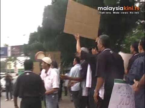 Employess of British American Tobacco (BAT) who were unhappy with the management's decision to eliminate another 48 employees, hold a picket outside of its factory today. Video by Christine Chan