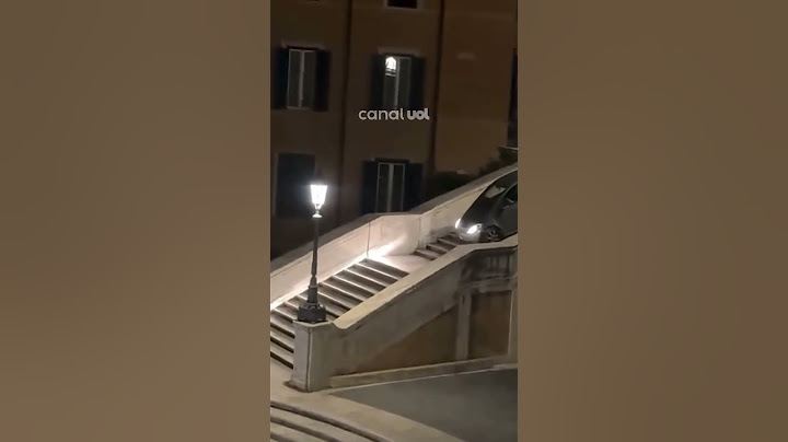 Homem de 80 anos tenta descer Escadaria Espanhola em Roma com Mercedes; veja vídeo