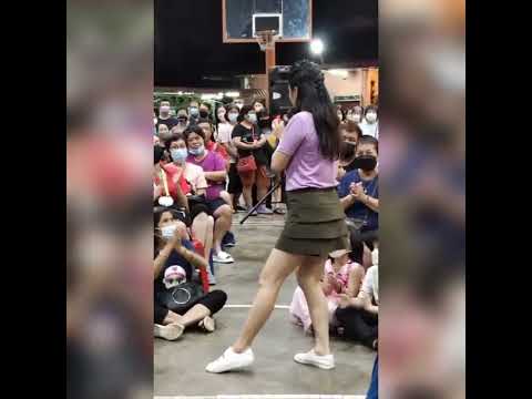 “ 酒醉的蝴蝶”    水蓉唱得很好听。见面会人潮挤满了球场。