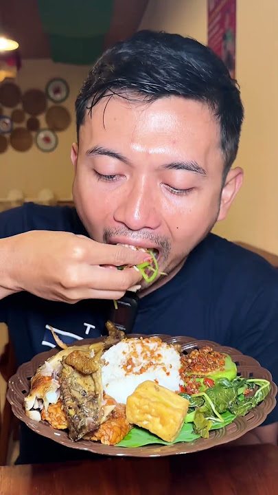 Makan Nasi Tempong Komplit cuma 10 Ribu, padahal yang punya Artis 😋 #shorts #lapermelulu