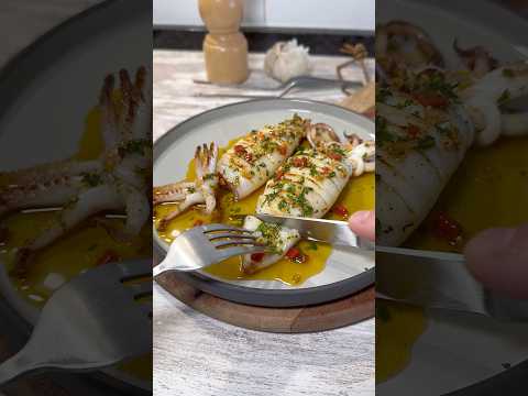 Calamares a la plancha con salsa brutal… 🦑🌿 #recetas #youtubeshorts