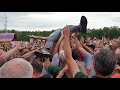 Frank Lammers stagedive bij Rowwen Heze op Pinkpop 2019