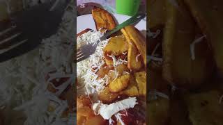 Buena cena con tajadas,papas,ponque y fresco😋