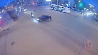 Кувырок молодой пары с мотоцикла на дорогу попал на видео в Волгограде