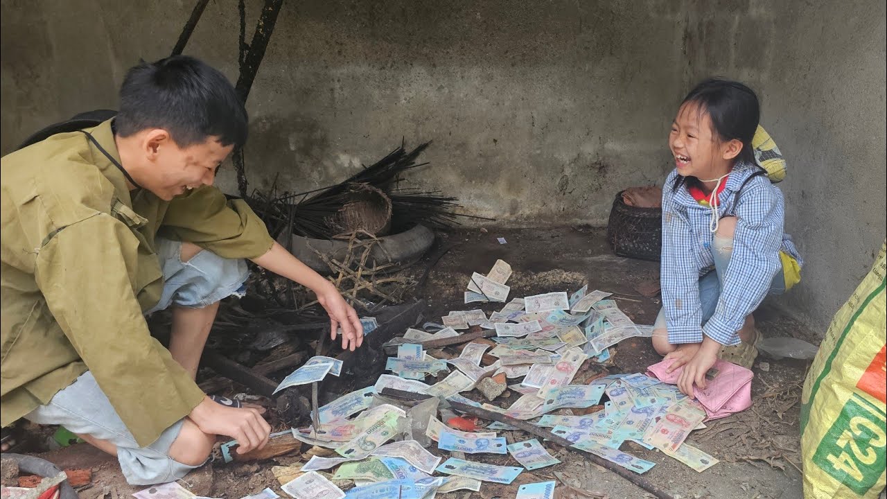 Two brothers collecting scrap discovered money in an abandoned landfill.