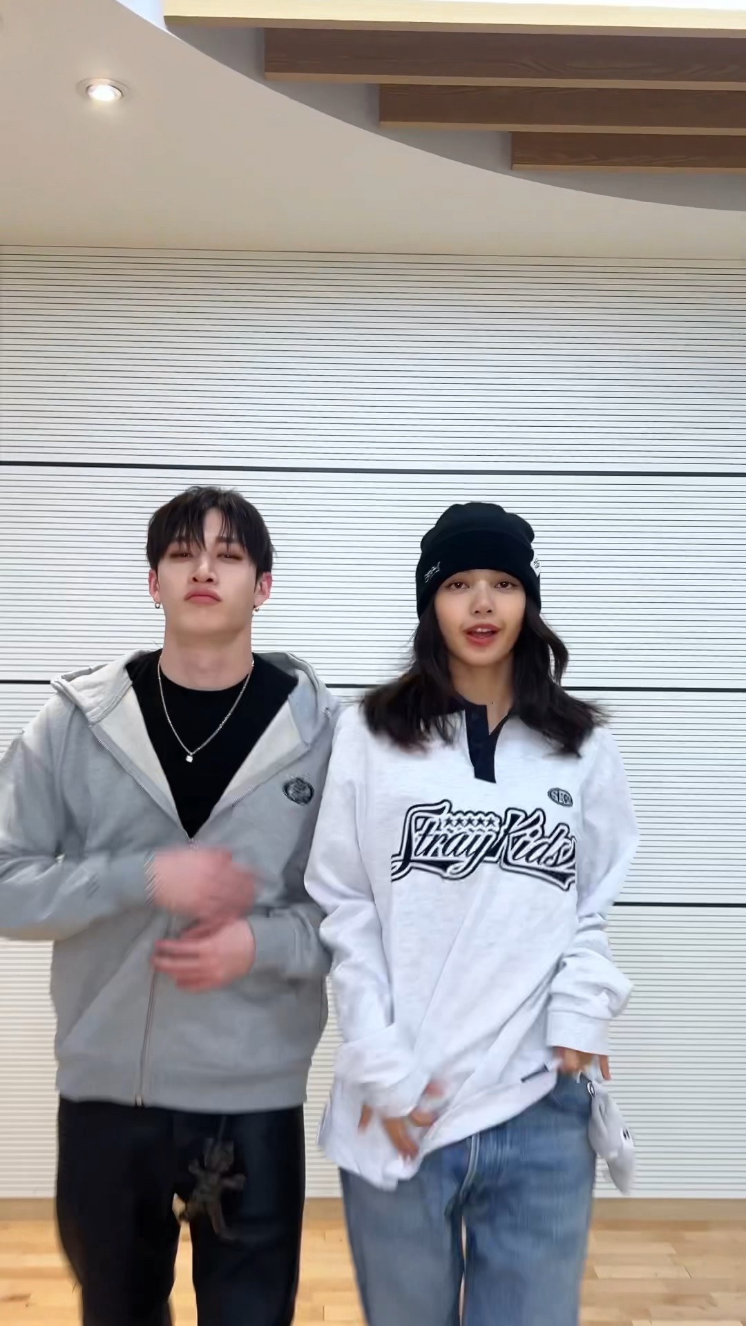 방찬의 #WalkinOnWater Challenge ? w/ #LISA #리사 선배님!? #StrayKids #스트레이키즈 #방찬 #BangChan #合 #HOP