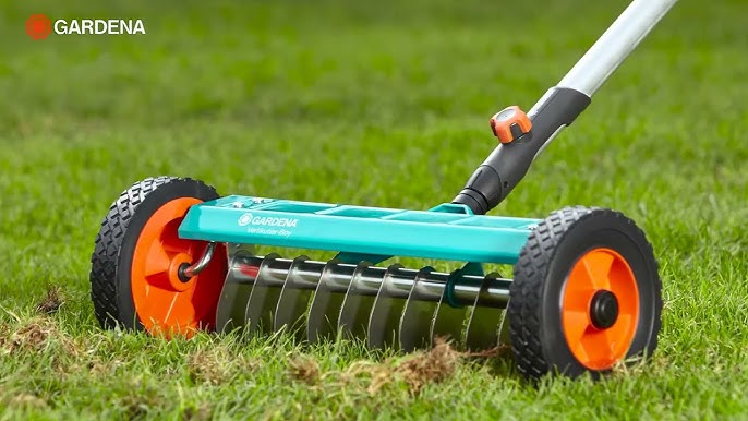 Escarificador cortaraíces con ruedas, parte del Combisystem Gardena 