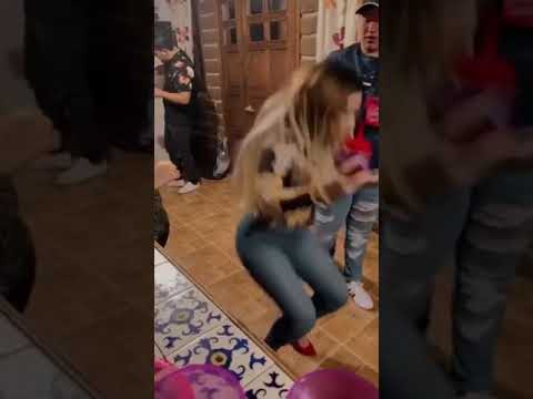 La chica fresa con unas cervezas baila cumbia