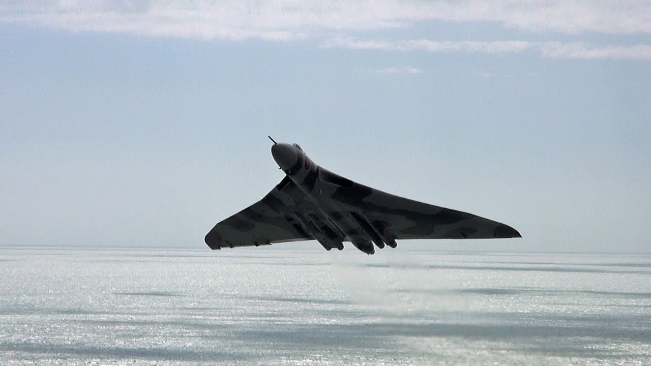 🇬🇧 The Awesome Vulcan XH558 at Beachy Head Cliffs, Eastbourne