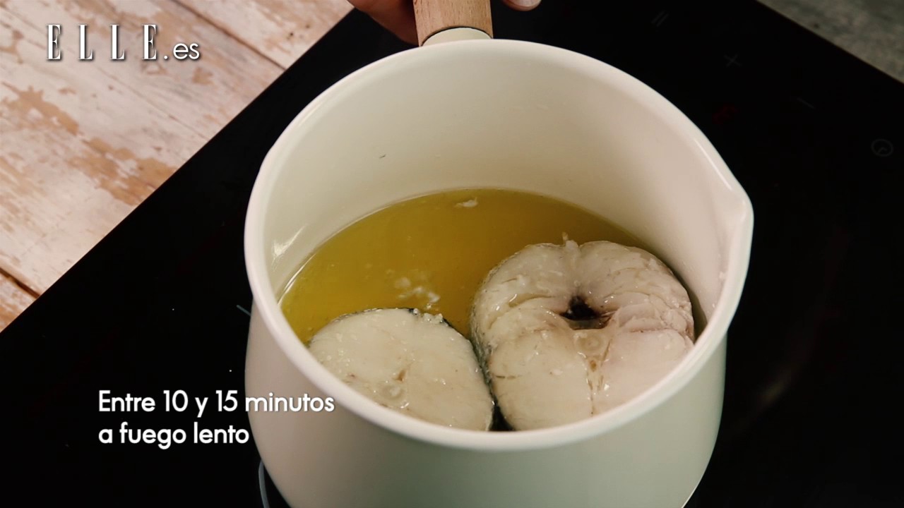 Merluza con ajetes y polvo negro #recetasfácilesELLE | Elle España star style the fashion spot