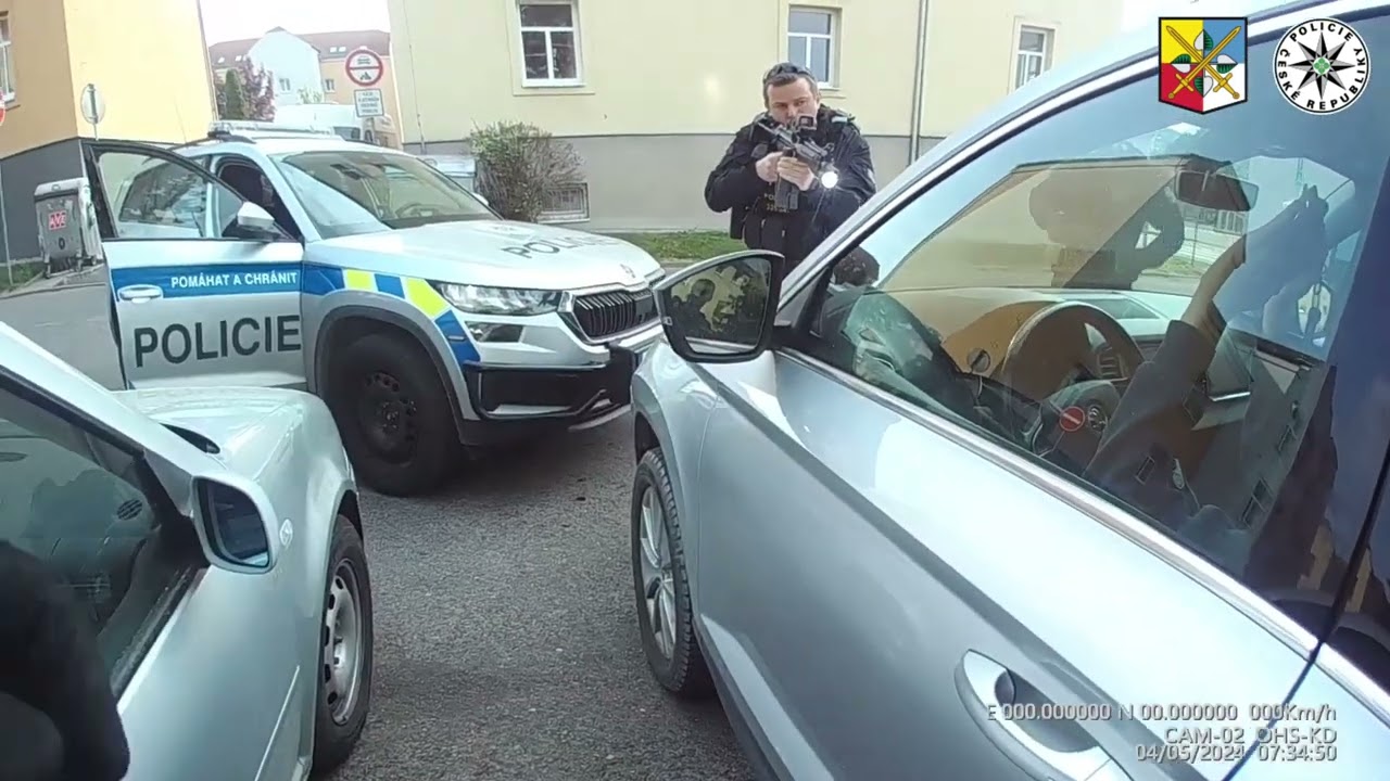 MUŽ ZAMČENÝ V AUTĚ ODMÍTAL VYSTOUPIT