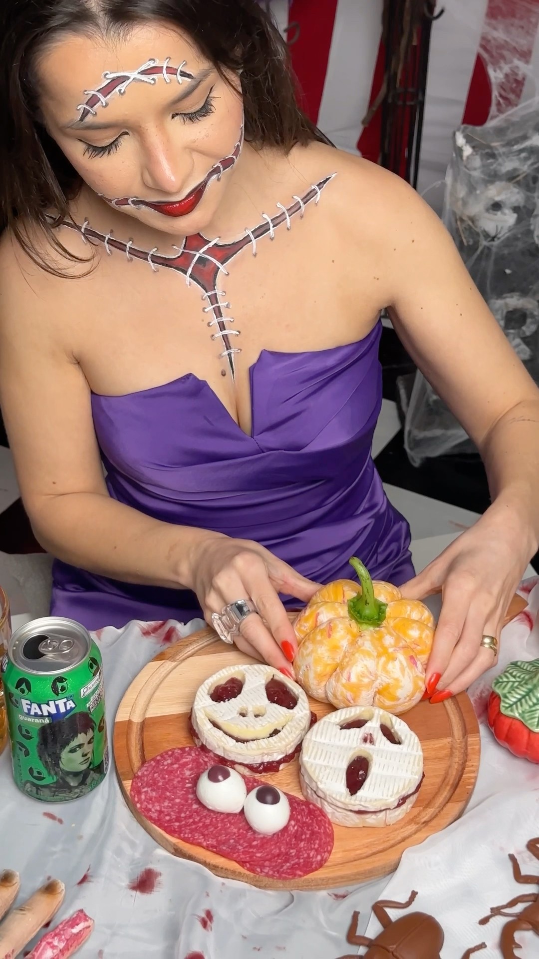 Já manda para o amigo que vai montar essa mesa de halloween com você!