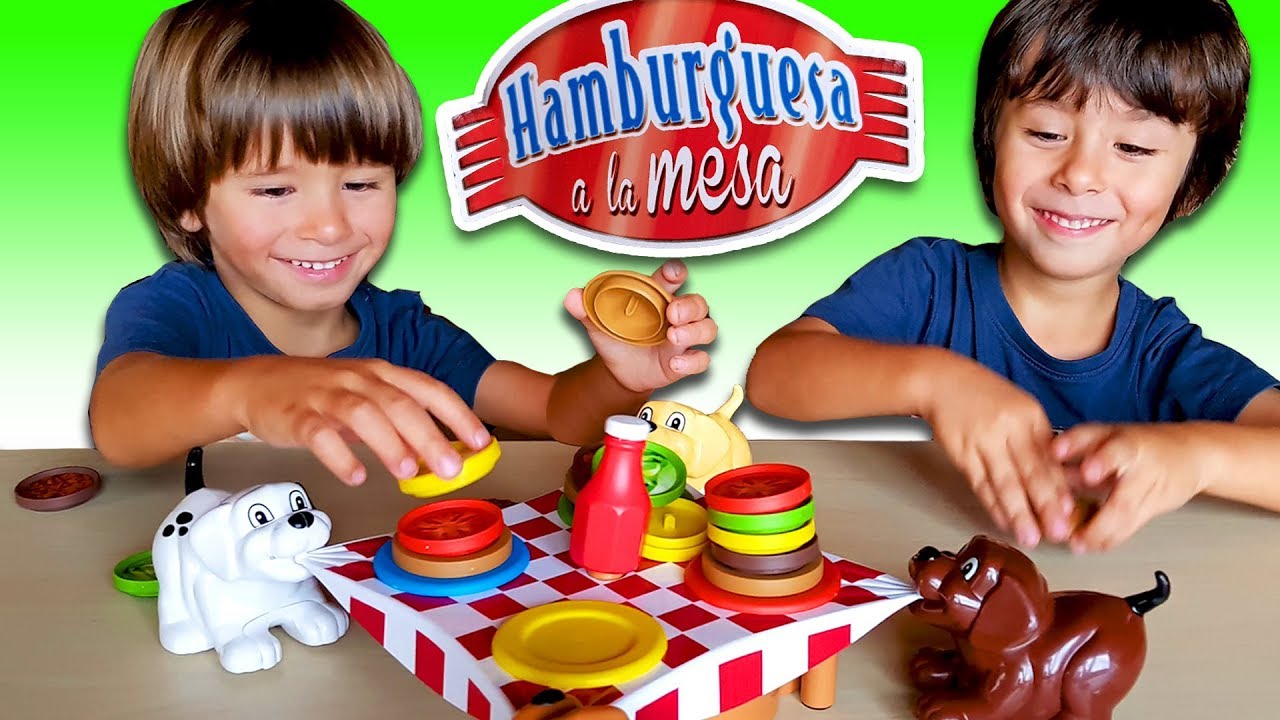🍔HAMBURGUESA A LA MESA!!🍔Los PERRITOS TRAVIESOS 👅tiran del mantel!!  juegos en familia para niños - YouTube