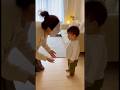 ママのパックにびっくりする子供