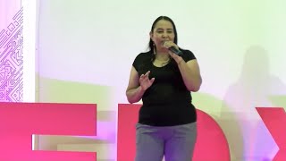 La tecnología no mata al conocimiento, reformulando la docencia | Claudia Espinoza García | TEDxUVP