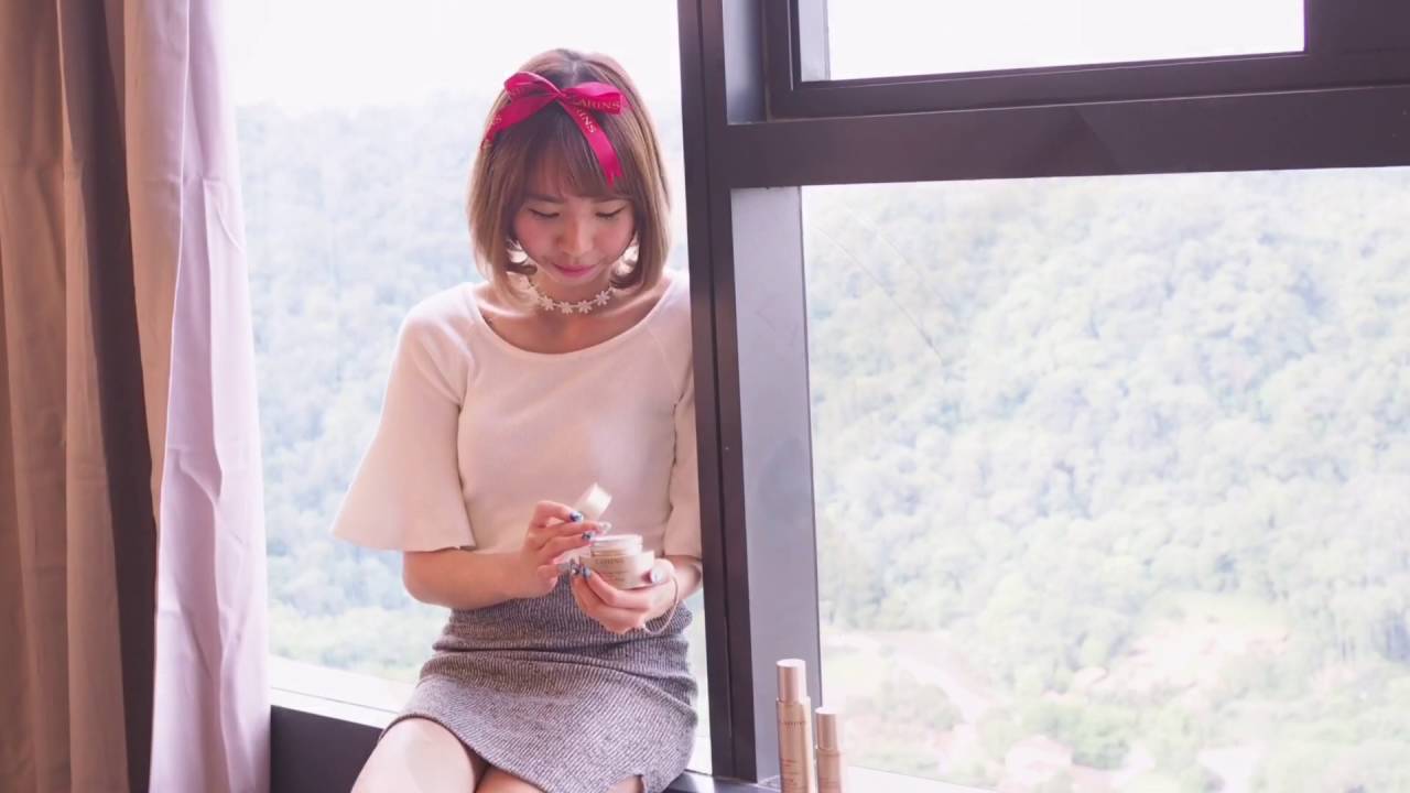 V-shaped face in 10 mins | Clarins Shaping Facial Lift Range