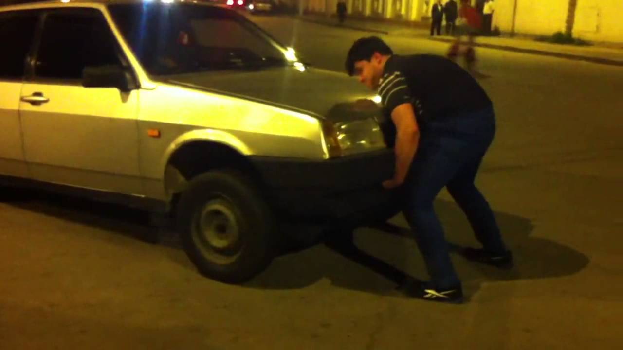 Силач перевернул машину