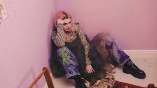 Video thumbnail of "Baby Queen - Die Alone (Official Visualiser)"