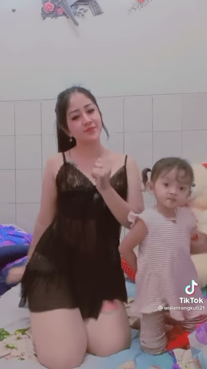 tante cantik goyang sama anak nya pakek baju transparan
