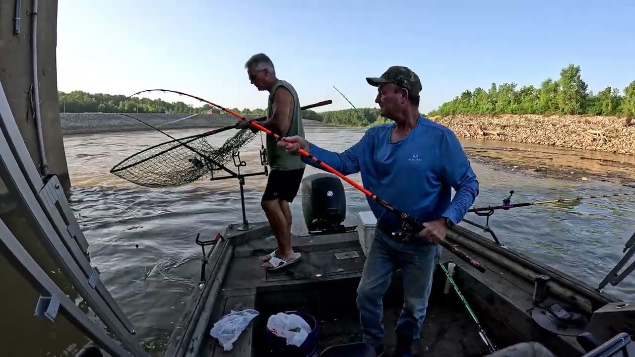 We are back! Fishing Smithland Dam for Blue Cats