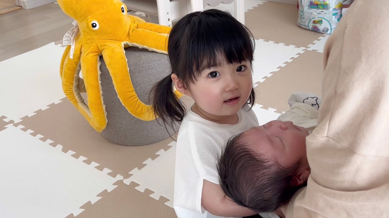 なにをしてても弟が気になる2歳0ヶ月/Even when I'm playing, I'm