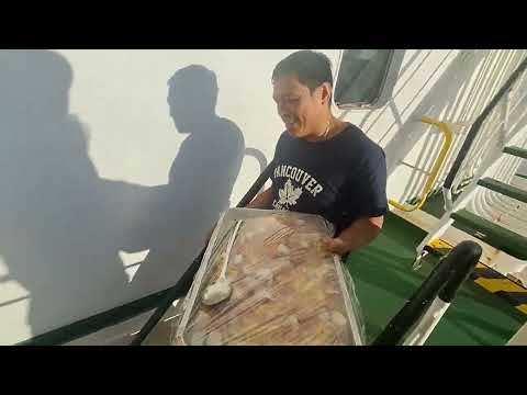 Muntikan pa mahulog ang cake ni chief engineer 