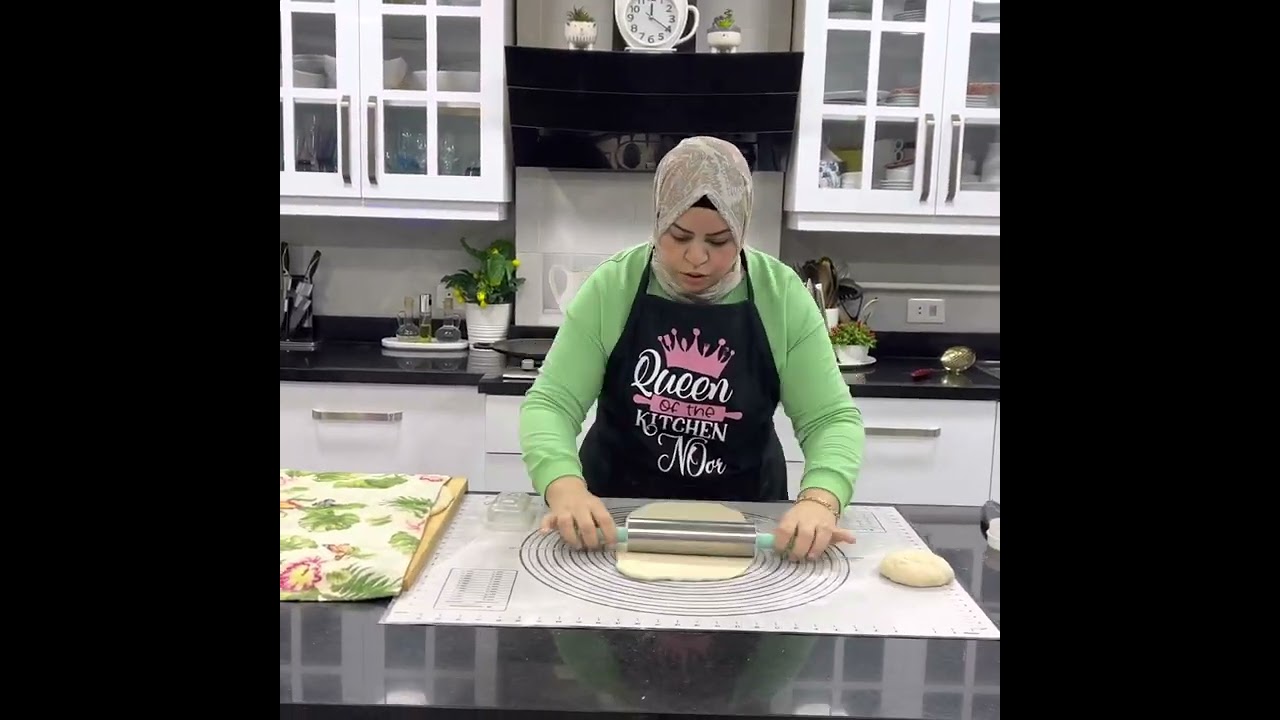 صحيت الصبح ادور على العيش وما لقيتش فقررت اعمل لهم الخبز الاسمر والابيض في رغيف واحد