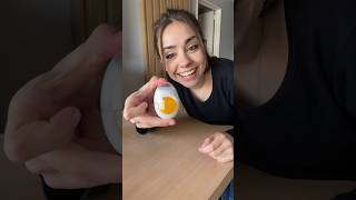 slime con forma de huevo frito