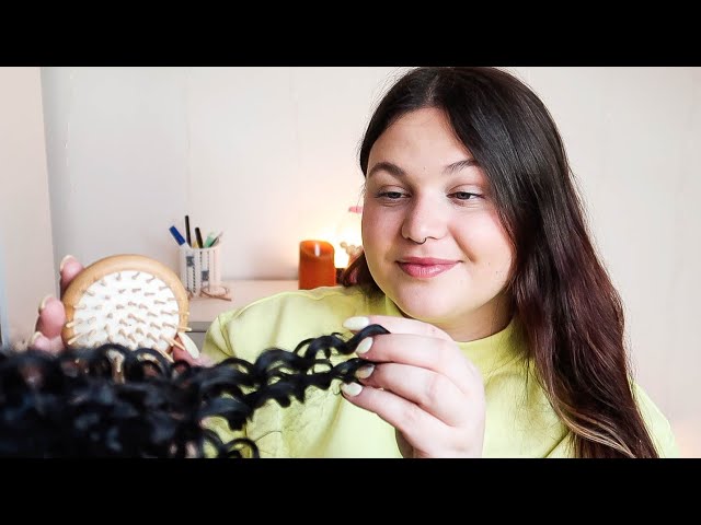 ASMR POV : La fille populaire de l'école joue avec tes cheveux