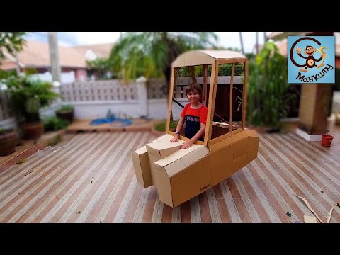 Манкиту делают полицейскую машину своими руками из картона.