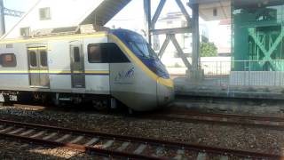 北上3174次EMU800區間車進站離站與南下511次莒光號路竹站通過