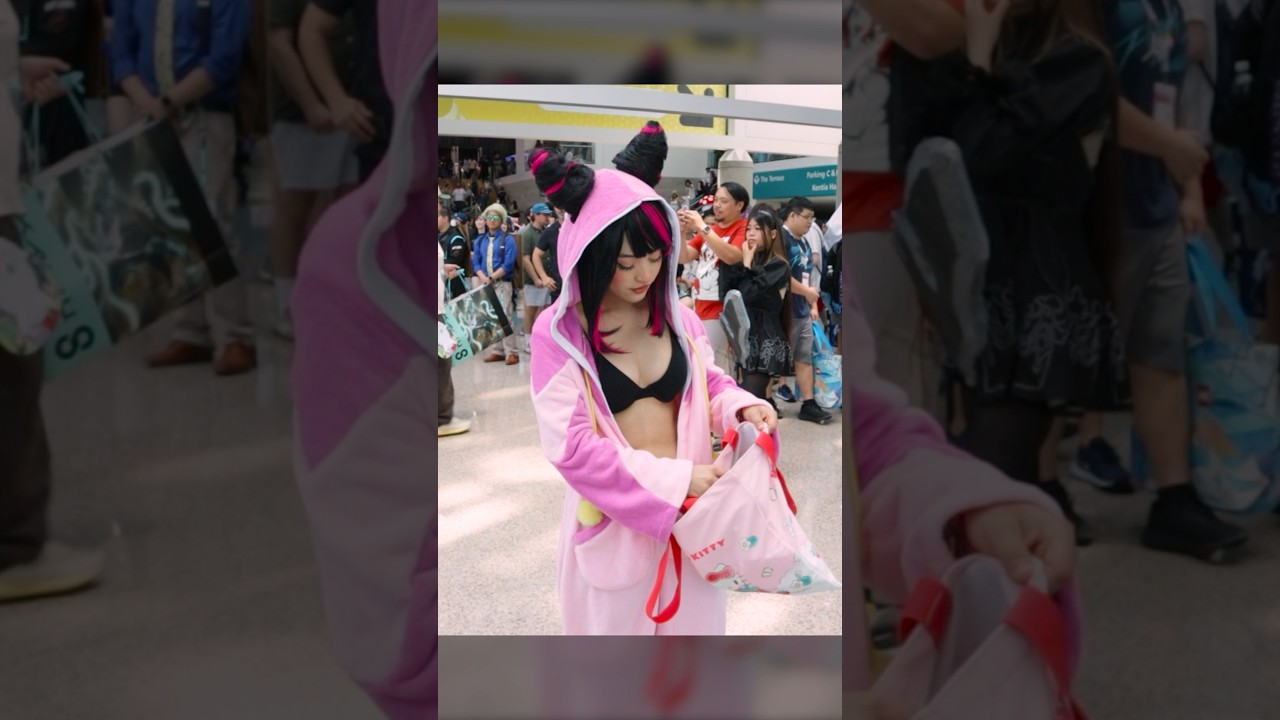 Juri Han meets secret finger ninja attack ☠️ #anime #cosplay #juri